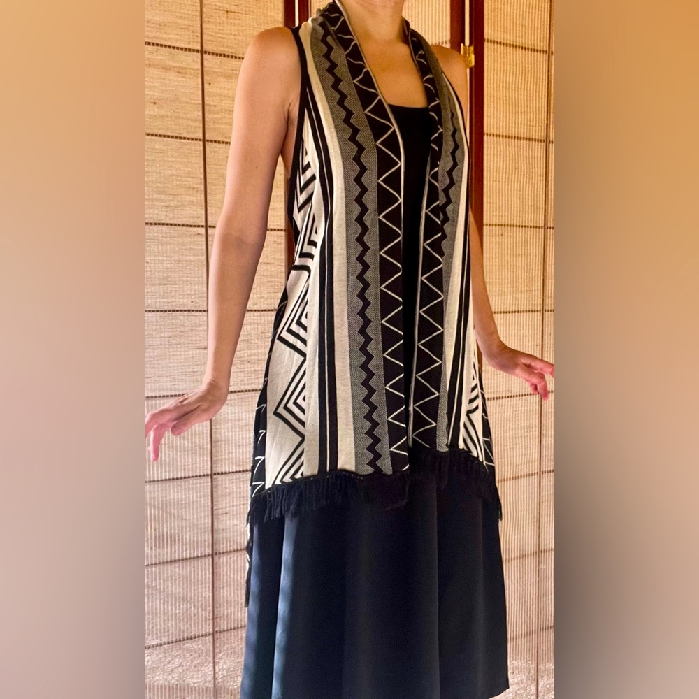 Aakaa open front woven poncho vest coverup lightweight black + gray fringed
